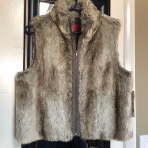 ELLE- faux fur vest